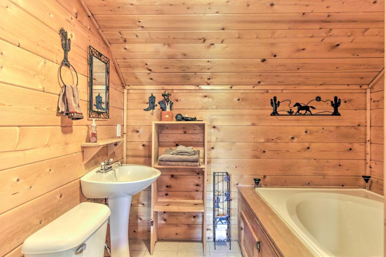 Cabin With Hot Tub And Deck About 12 Mi To Pigeon Forge! Sevierville Exterior foto